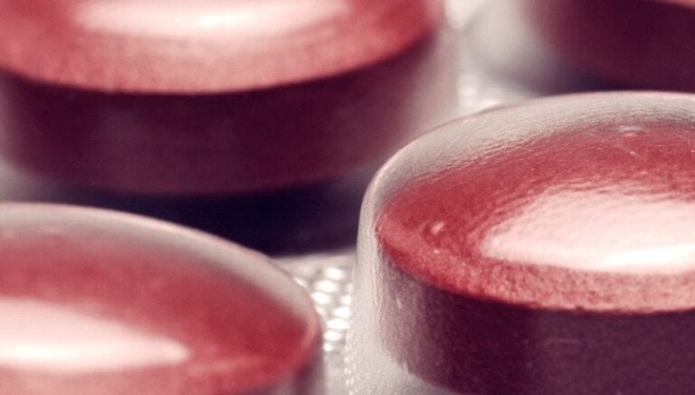 Niedobór żelaza może prowadzić do anemii z niedoboru żelaza, która jest najczęstszą odmianą niedokrwistości.