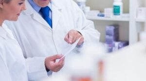 Zestawienie różnych grup produktów oraz osób uprawionych do wystawiania na nie recept i zapotrzebowań.