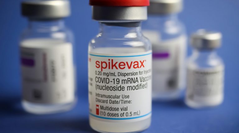 Fiolka ze szczepionką przeciw COVID-19 firmy Moderna.