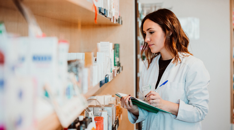 Farmaceutka w aptece.