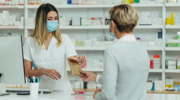 Farmaceutka wydaje lek recepturowy pacjentce. (for. Shutterstock)