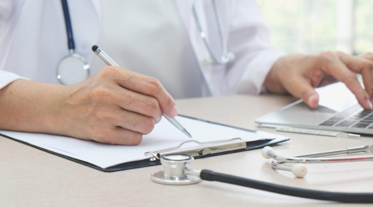 Farmaceuta z notesem.