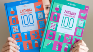 Kobieta trzymająca dwie książki.
